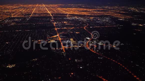 夜间可鸟瞰大都市城市视频的预览图