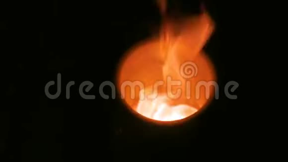 陶轮上烧陶瓷杯视频的预览图