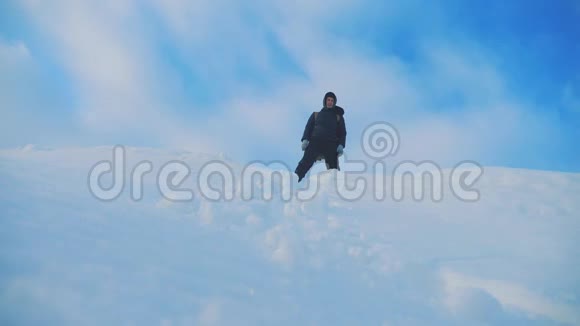 商赢成功的理念男子旅行者站在山顶在冬天的山上徒步旅行剪影阳光视频的预览图