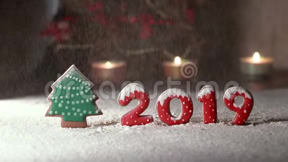在姜饼树上和数字2019姜饼雪瀑布桌上的圣诞布置视频的预览图