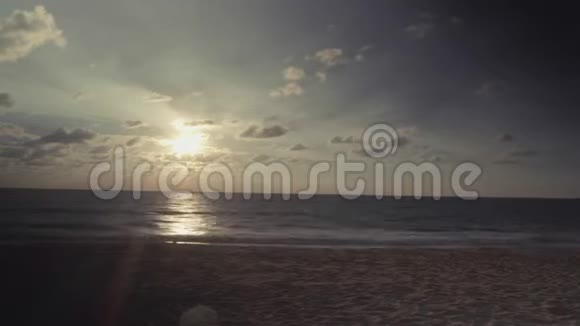 热带空沙滩日落视频的预览图