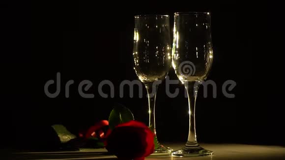 黑色背景上的眼镜和玫瑰视频的预览图