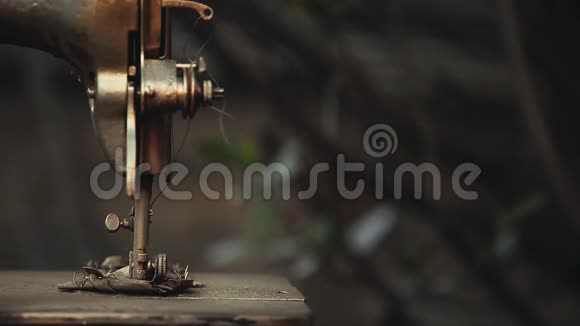 复古金属缝纫机夏季花园视频的预览图