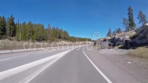 挪威公路的正面景观有石头和森林视频的预览图