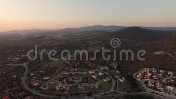 希腊乡村别墅的空中景象青山绿水视频的预览图