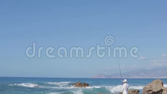 奢侈的渔夫在海里钓鱼捕鱼空中全景视频的预览图