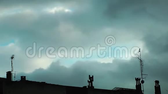 屋顶和天空的烟囱视频的预览图