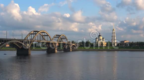 桥景和变形大教堂晚上俄罗斯里宾斯克视频的预览图