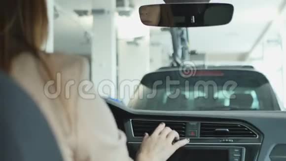 女性手接触汽车通风系统视频的预览图