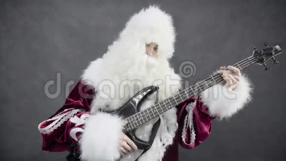 圣诞老人在低音吉他上弹奏圣诞旋律的叮当铃视频的预览图