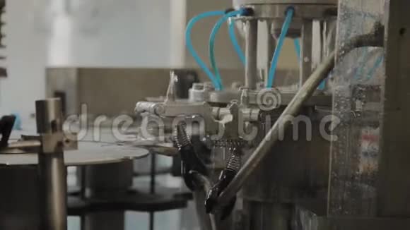 有一个装瓶饮用水的输送机传送带的细节视频的预览图