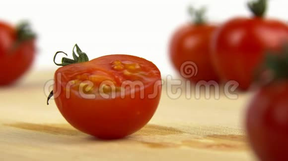 砧板上的半切番茄视频的预览图