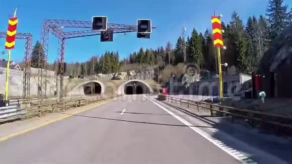 挪威高速公路进入隧道的正面景观视频的预览图