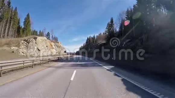 挪威公路的正面景观有石头和森林视频的预览图