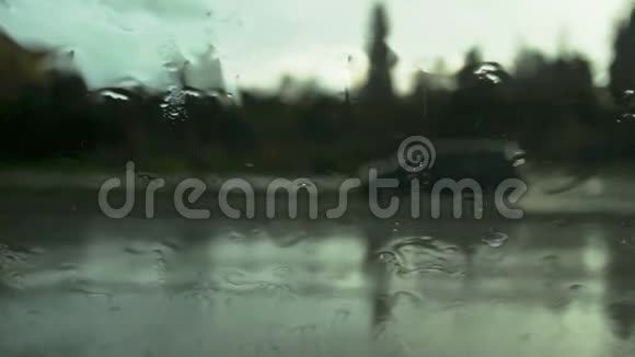 通过雨滴的汽车挡风玻璃观看道路视频的预览图
