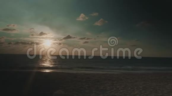 热带空沙滩日落视频的预览图