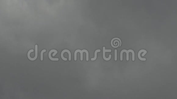 深灰色的雨云视频的预览图