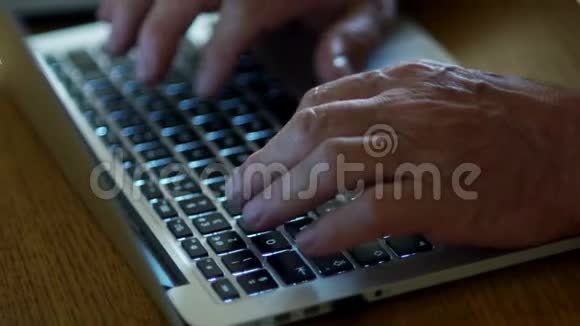 为退休年龄的人提供互联网技术老人手提电脑打字的特写肖像视频的预览图