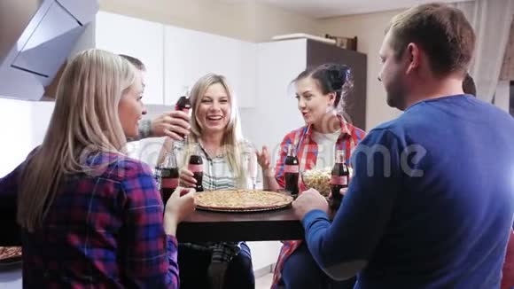 一群快乐的朋友坐在一起吃饭视频的预览图