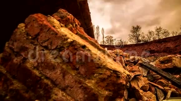弃矿工安全帽自然灾害和岩石坠落滑块上的时间推移视频的预览图