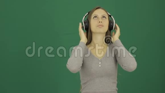 年轻可爱的女孩听音乐变色视频的预览图