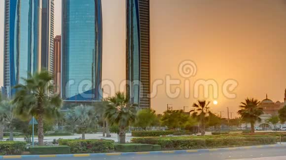 阿布扎比的摩天大楼在日落时与艾提哈德塔建筑时间推移视频的预览图