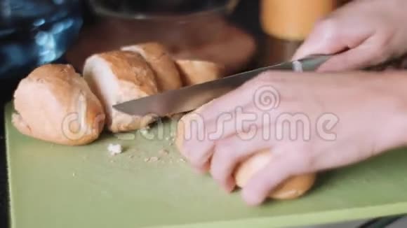 手在切面包视频的预览图