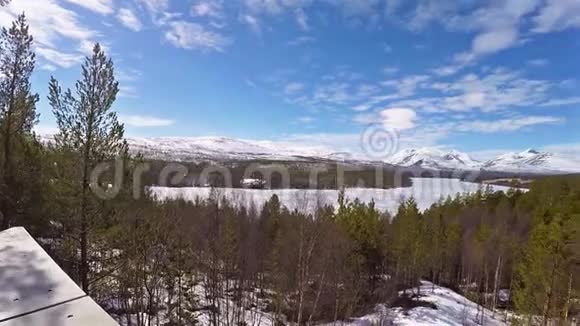 挪威Rondane国家公园Sohlbergplassen森林和冰冻湖全景视频的预览图
