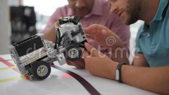 专业讨论机器人机器的团队视频的预览图