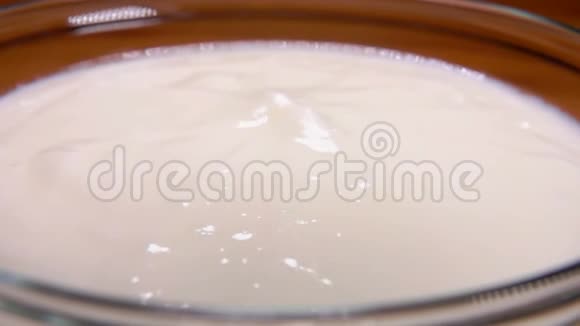 蓝莓和覆盆子与酸奶一起落入碗中的谷物视频的预览图