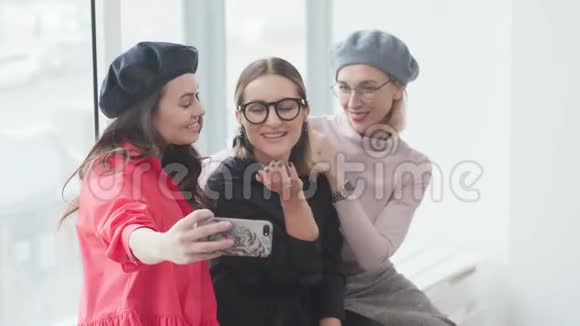 三个年轻时尚朋友在一起拍照自拍视频的预览图