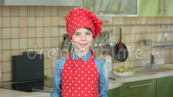 带着厨房用具的微笑男孩视频的预览图
