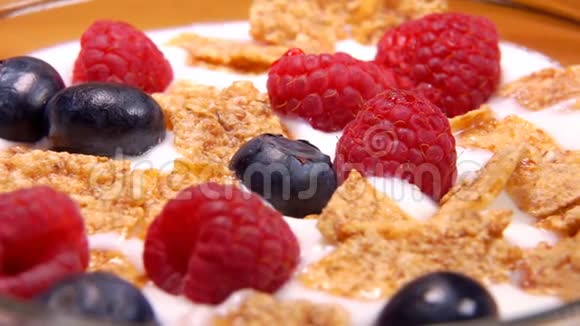 麦片与浆果和酸奶混合使用勺子视频的预览图