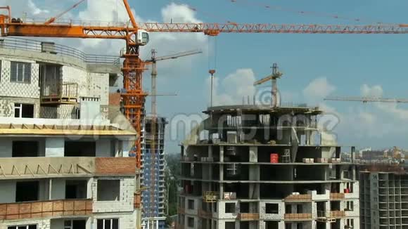 全景运动建筑起重机摩天大楼高层建筑城市项目视频的预览图