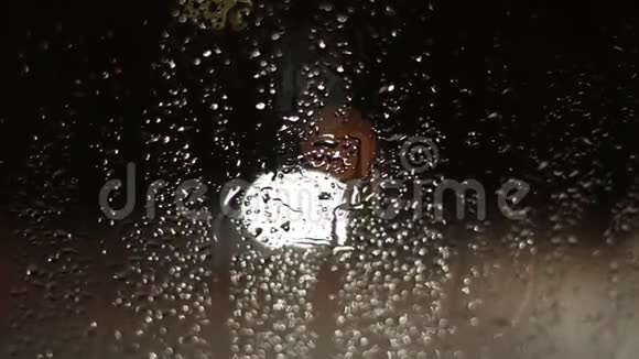 模糊的汽车灯夜玻璃雨视频的预览图