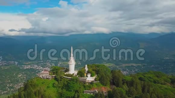 鸟瞰斯里兰卡的Ambuluwawa寺风景秀丽青山绿水视频的预览图