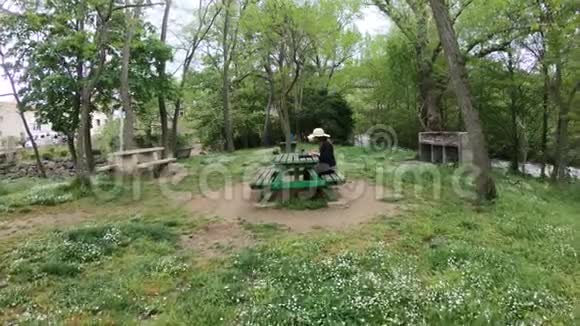 法国一个公园的桌子上放着合成器的年轻美女视频的预览图