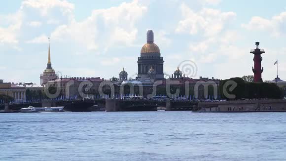 圣以撒大教堂金钟罗斯特拉尔柱和宫殿桥穹顶视频的预览图
