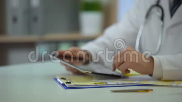 男性医生在平板电脑网上登记健康保险资料视频的预览图