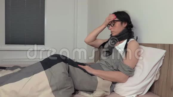 女人在床上做流鼻涕的治疗视频的预览图