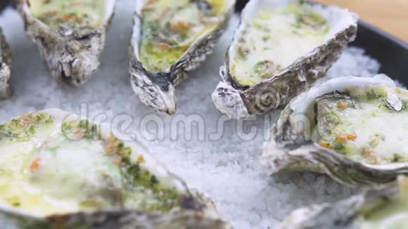 海鲜背景用奶酪和石灰烤的牡蛎意大利菜和海鲜食物成分视频的预览图