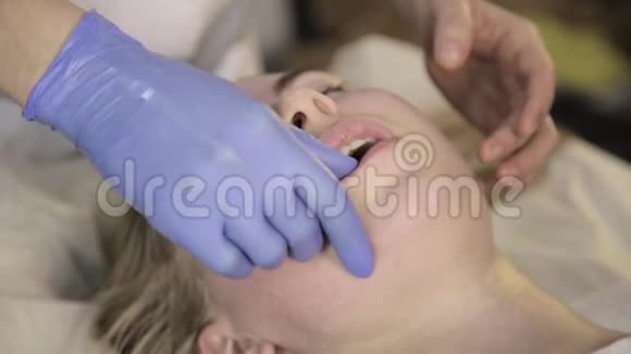 皮肤科医生美容医生在美容院为美女做唇部按摩视频的预览图
