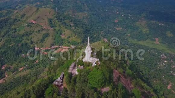 鸟瞰斯里兰卡的Ambuluwawa寺风景秀丽青山绿水视频的预览图