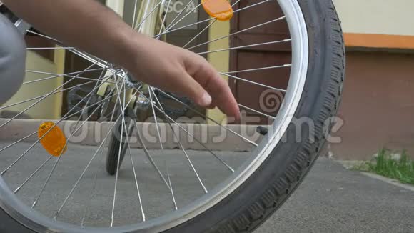 人拧开自行车车轮阀盖视频的预览图