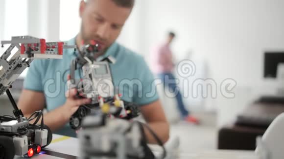 在机器人机器工作时男人微笑视频的预览图