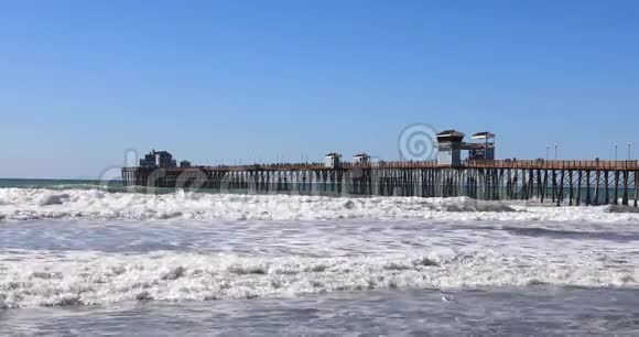 加州海滨码头白天视频的预览图