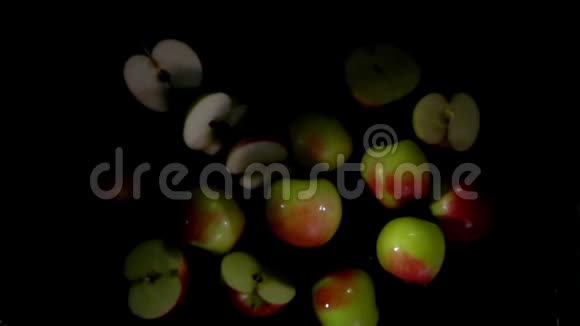 成熟的红苹果飞到镜头前视频的预览图