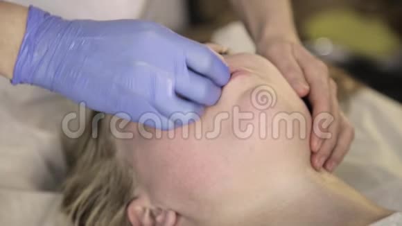 皮肤科医生美容医生在美容院为美女做唇部按摩视频的预览图