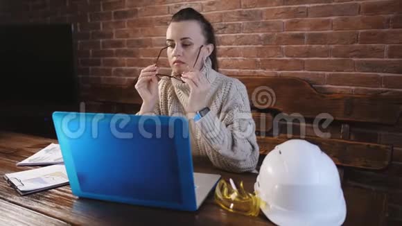 女工程师在笔记本电脑上专心工作视频的预览图