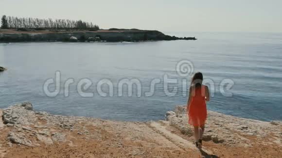 那个女孩走在海边的悬崖边视频的预览图